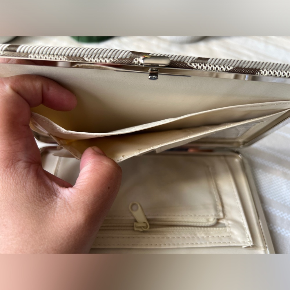 🌸4/$25 Gold/Tan “G” snap wallet/clutch - Picture 10 of 10